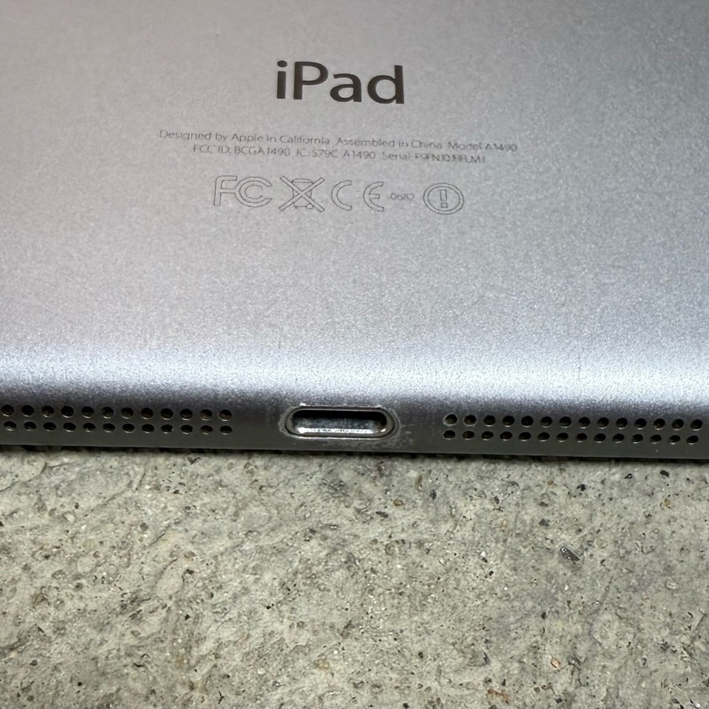 Apple iPad Mini 2 For Parts Cracked Screen No Display + New Cable - Picture 6 of 9